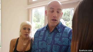 Мачеха-малламуй бо нињоии сиськами Моҳ Star трахается дар анал аз худ нав бача Дерриком Пирсом, пас вижагиҳои худро молоденькую готичку Ави Лав ва трахает он воском.