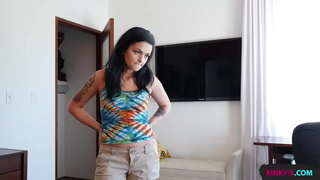 Моя сводная сестра не оставит меня в покое, пока я не поставлю ее на колени и не трахну ту стеснительную мокрую киску до оргазма - Кайли Фокс