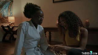 ���ატარა ტრაკი შავი ტრაკი და თითებით ერთმანეთს