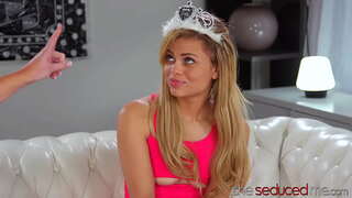 Дива МАЙКА Отшлепала И Вылизала Сладко Тийнейджър