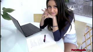 Latian టీన్ ఇబ్బంది పెట్టాడు పుస్సి ద్వారా stepbro తో పెద్ద మొ డ్డ