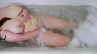 Prawan nuduhake dheweke amba bokong lan in ing jedhing