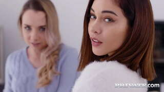 Petite Mona Hyacintho et bellus Ginebra Bellucci expandit amoena tibus genas, ut asinum sapor post deepthroat duplex blowjob et ludens cum a vibrator! Plena Flick &amp;amp; 1000s Magis ad Private.com!