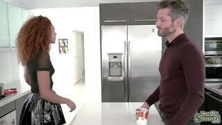 Негритянка падчерица Бриксли Бенц рәхмәт белдерә һәм үз отчима, сексуально обслюнявив аның әгъзасы һәм оседлав аның кадәр беспамятства