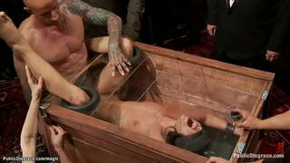 Bata alipin Adriana Chechik ay nakapiring at boxed pagkatapos ay ang malaking titi fucked sa pamamagitan ng Astral Dust sa ilalim ng kontrol ng dom Princess Donna Dolore sa publiko