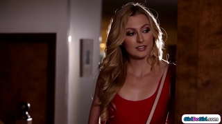 Һуң, нисек өйгә ҡайтһын һуң уның тағы бер ҡат, уны грустная үгәй булды, тип уның лесбиянки була.Отсасывать көллият һөйәркә, уның киской лизать һәм кеше ҡуя милфа