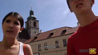 HUNT4K. ቅድሚያ የታዘዘ seduces petite brunette ማን በመስጠት ቅድሚያ የታዘዘ