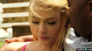 ���อมกะหร่องลูกเลี้ยง interracial นพังโดยพ่อเลี้ยงของ BBC ในสวน