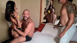 Бо tras das cameras аз сверкая carioca эҳсоси ду сахти петухи дар он киску дар айни замон бори аввал ва хотима ҳамаи.