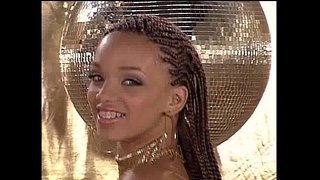 Gia LaShay පෙන්වීම ඇගේ කොමඩු