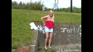 Babe melyn Lenas cyhoeddus noethni a busty yn fflachio saesneg cariadon yn dangos