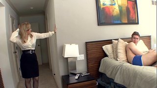 ���िग boobed सुनहरे बालों milf में मोज़ा और एक गेटिस