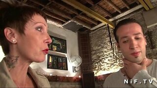 Бузургтарин сиськастая ва татуированная зрелая француженка меорад худ tugu заднице молотком