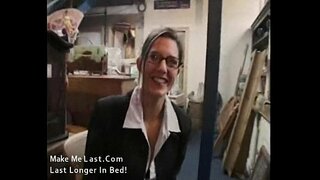 Sexy brunette housewife efumana shagged ngalo umsebenzi wakhe ndawo