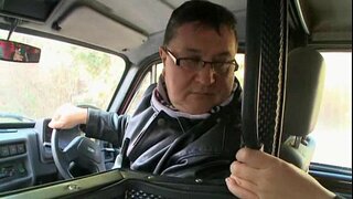 Hadjara nangkeupan numpak jeung hiji lalaki kolot