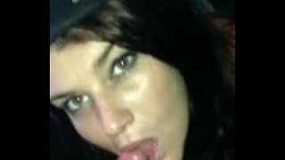 Gadis pintu depan memberikan seks oral dan menelan air mani