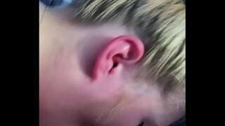 Blonde orang asing menghisap kemaluanku di dalam kereta saya