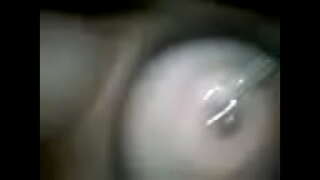 ���ર્લફ્રેન્ડ સાથે રમે છે તેના વીંધેલા સ્તનની ડીંટી 1