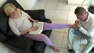 Leccami mga Paa at peeing Sa Bibig