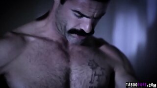 Jaye ຮ້ຂັບເຄື່ອນກ່ຽວກັບການເທິງຂອງ Charles Dera