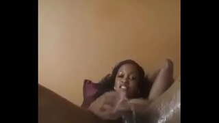 Dŵr yn disgyn chwistrellwch