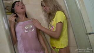 Roa vavy tanora no tena levitra miaraka amin'ny lava-pitombenana dildo amin'ny fandroana