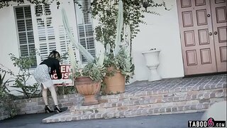 Granda titted realtor teen faras certe ŝi vendas la domo
