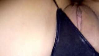 сексуалды іш киімдегі брюнетка өзінің кискасын мастурбациялайды