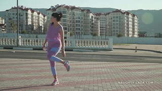 Transparan deve toynağı tozluk ve şeffaf kolsuz bluz