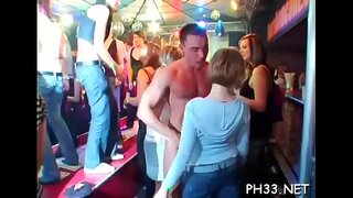 Studs fucked cheeks ਵਿਚ ਗਰਮ ਪੋਜ਼