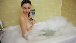 Відчуваю, що за мною спостерігають в моїй ванні