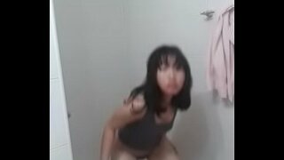 פּרעכטיק אַסיאַן מיידל