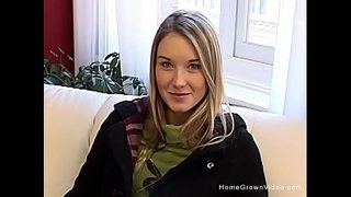 ���ງາມຜິວເນື້ອສີຂາວໄວລຸ້ອກເອົາຊີ້ນແລະບົດບາດທີ່ມີຂອງນາງໃກ້ຊິດກັນ