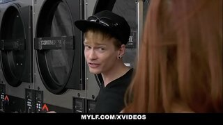 Serré Chatte (VannaBardot) Obtient Son Clito faire Lécher Par UNE MILF (SereneSiren)