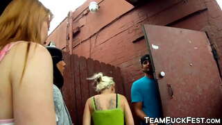 Coşğun oğlan ağır sikilmiş olur ilə порнозвездами