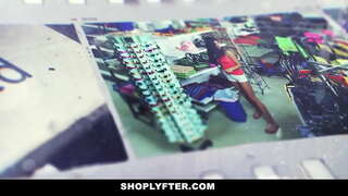 ���ວລຸ້ນຜິວເນື້ອສີຂາວແມ່ນເປັນຕອນກາງຄືນປ່ຽນແປງພະນັກງານໃນຮ້ານໄດ້.ເຈົ້າໜ້າທີ່ໄດ້ຈັບກຸມຂອງນາງສໍາລັບການລັກຂະໂມເຊົ້າປ່ຽນແປງບົດລາຍງານແລະນາງໄດ້ຮັບມັນທີ່ວ່ານາງໄດ້ເຮັດມັນ ໑ ຫຼື ໒ ເທື່ອ.ເຈົ້າໜ້າທີ່ດຶງອອກຂອງລາວແລ່ນແລະເຮັດໃຫ້ຮູຄໍຂອງນາງມັນ.ໃນການກັບຄືນລາວປຸ່ນແລະ fucks ຂອງນາງກັນ.