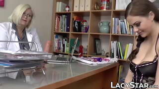 Tetona GILF domina un joven caliente nena