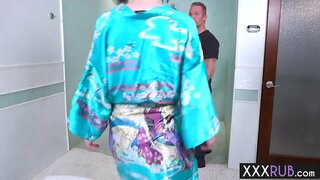 непослушен MILF massaeg на момци тело и се возеле неговата голема работа