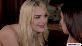Брюнетка шукає пульт і питає у своєї блондинки пульт, вона знає, де він.Повністю оголена, вона повертається з пультом в дупі. це все для того, щоб розслабити її, і вона спокушає її.Вони цілуються, і вона лиже свою кицьку, перш ніж насадиться їй на обличчя