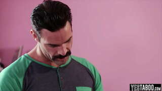 Летний день трахается со своим отчимом