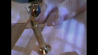 Geile Lesben ficken in der heißen Wanne