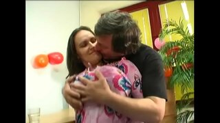 ���ਾਢੇ ਕੁੜੀ ਜੈਨੀ ਨਾਲ ਵੱਡੇ ਕੁਦਰਤੀ ਚੂਚੇ ਪ੍ਰਾਪਤ ਕਰਦਾ ਹੈ, ਭੰਨਦਾ ਹੈ ਪਿੱਛੇ