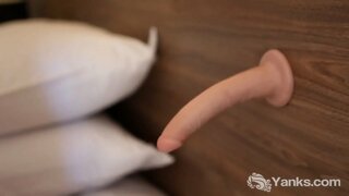 Татуированная блондинка honey-жылдын Янки Вайолет трахает өзүнүн киску өз игрушкой