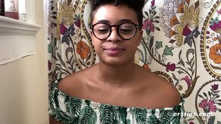 Ébano nena que sale en el sofá