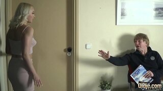 Ȁ�男人穿透辣挞，并计划与她柔软的乳头