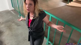 Stepmom怒って彼女のstepson cumsた商品