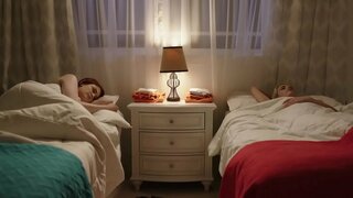 Vehivavy miray amin'ny vehivavy malemy fanahy mahafinaritra eo amin'ny menaloha sy ny blonde zana-borona