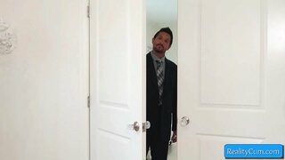 Милашка-навраси блондиночка қабули соъиқаи хардкор массивному белому узви ва ба вай маъқул