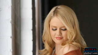 Большие сиськи и круглая попка милф-блондинки демонстрируют горячее тело