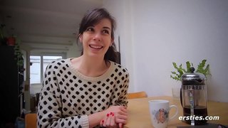 ���પરિપક્વ છોકરી સળીયાથી તેના Untrimmed બુશ